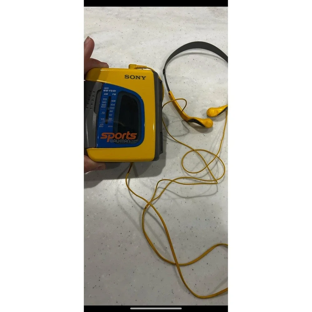 Sony Sports Walkman WM-FS191 AM/FM Cassette Player Yellow MDR-W14 Headphones